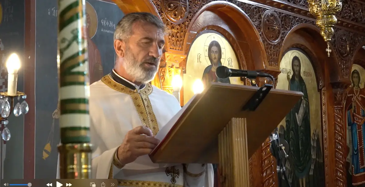 παπάς διαβάζει τα ονόματα των πεθαμένων στο μνημόσυνο 29 το πρωί